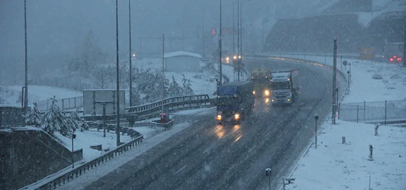 Bolu Dağı'ndaki yoğun kar yağışı trafiği durdurdu