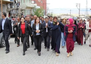 Figen Yüksekdağ, hiçbir şey olmamış gibi gülerek poz verdi!