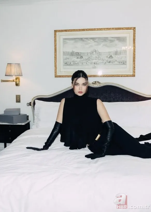 A.B.İ.'nin Çağla'sı Afra Saraçoğlu'ndan siyah şıklığı: Paris'te tüm gözler üzerindeydi 7