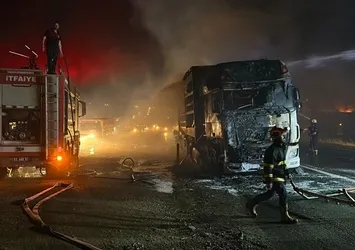 Şanlıurfa'da seyir halindeki TIR yandı