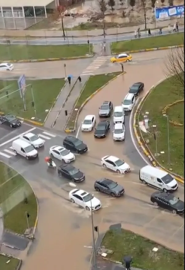 saganak-guneydoguyu-vurdu-sokaklar-nehre-dondu-1774195354723.jpg Sağanak Güneydoğu’yu vurdu! Sokaklar nehre döndü - 4