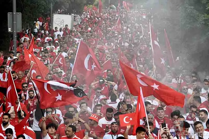 Yer gök kırmızı beyaz! Hamburg sokakları tezahürat sesleri ile inledi | Taraftarlarımızdan millilere büyük destek 6