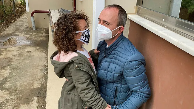 Türkiye’yi ağlatan minik Ecem koronavirüsü atlatan sağlıkçı babasına kavuştu - 1