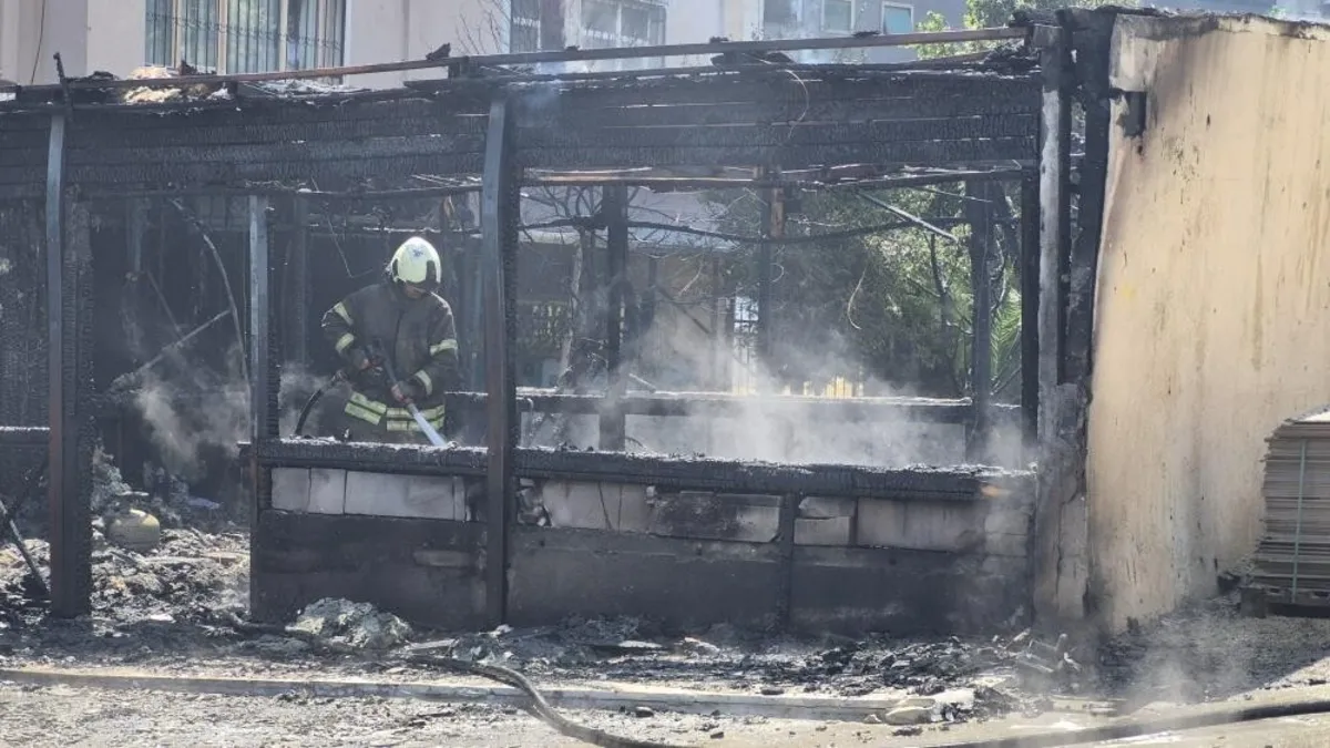 Esenyurt'ta erkek yurdunda yangın paniği
