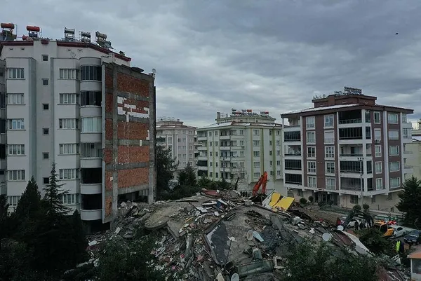 Son dakika | Ayşe-Mehmet Polat sitesinin müteahhidi Mehmet Ertan Akay yakalandı - 1