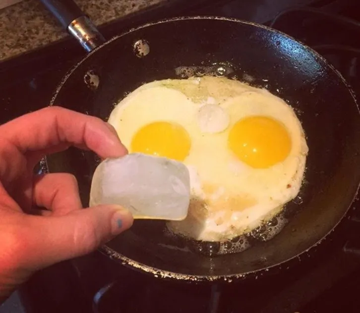 Tavada yaptığınız yumurtanın içine bir küp yumurta atarsanız... | Pratik mutfak bilgileri