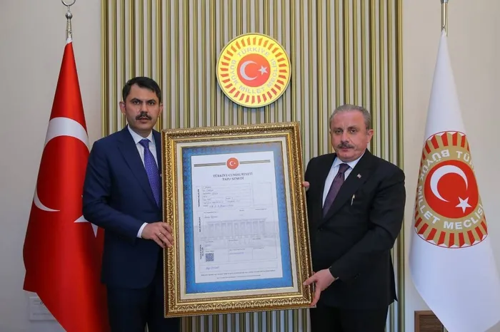 Çevre ve Şehircilik Bakan Murat Kurum, TBMM Başkanı Şentop’a Gazi Meclis’in tapusunu takdim etti - 3