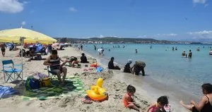 Bayram yoğunluğu! Turistler sahile akın etti