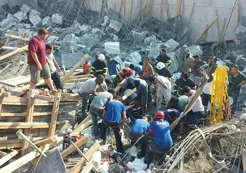 Hatay'da okul inşaatında göçük