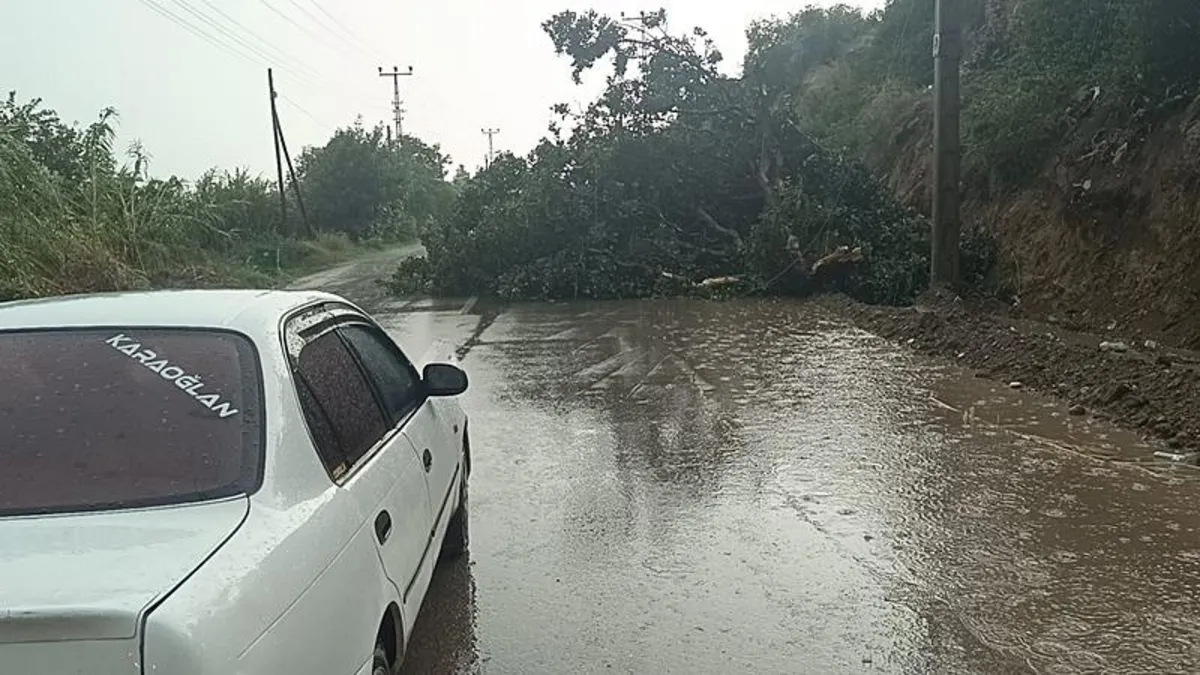 Adana'da sağanak yağış etkili oldu! Bir evin çatısı uçtu