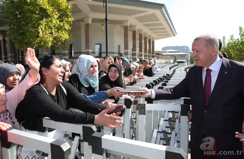 Başkan Erdoğan, cuma namazı çıkışında vatandaşlara kitap dağıttı 12