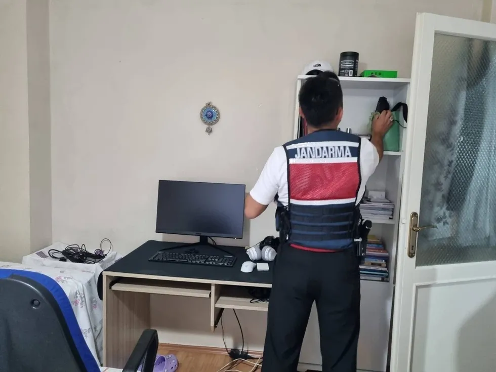 mitten-kredi-karti-sebekesine-operasyon-1781327662846.jpeg MİT'ten kredi kartı şebekesine operasyon! Gece gelen mesajlar siber saldırı çıktı - 3