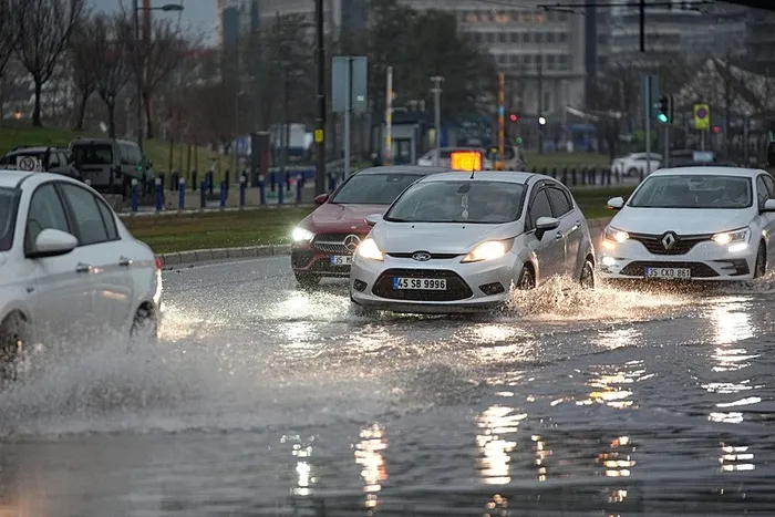 1769069089605.jpeg İzmir'i sağanak vurdu: Cadde ve sokaklar göle döndü
