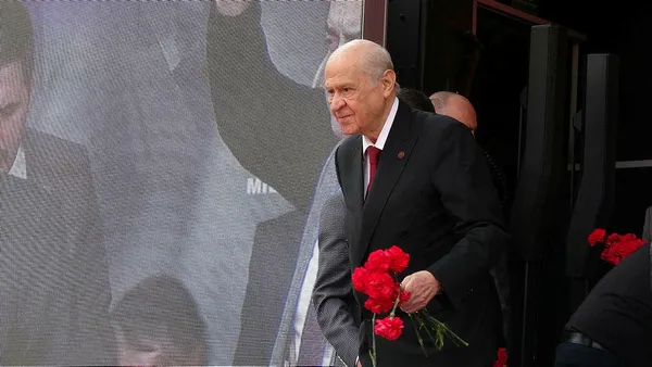 son-dakika-mhp-lideri-devlet-bahceliden-trabzonda-onemli-aciklamalar-1683718445502.jpg Son dakika: MHP lideri Devlet Bahçeli'den Trabzon'da Kemal Kılıçdaroğlu'na sert sözler: Bölücü terör örgütünün adayıdır - 2