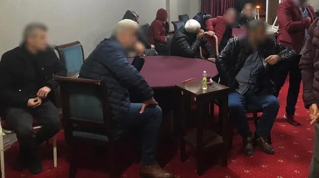 İstanbul’da kahvehanede oyun oynayan 26 kişi yakalandı - 1