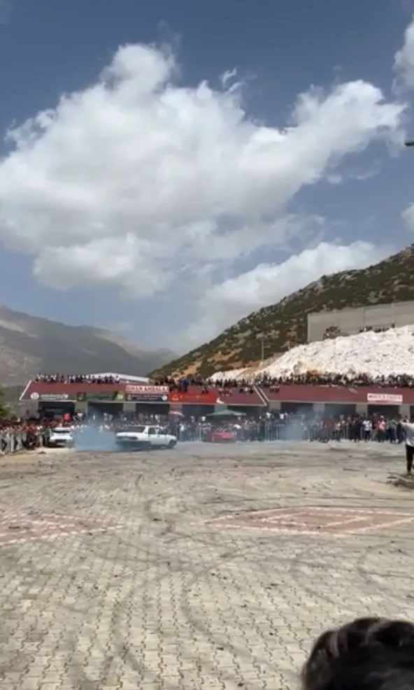 antalyada-drift-festivalinde-facia-izleyenlerin-oldugu-balkon-coktu-o-anlar-kamerada-1651667791354.jpg Antalya’da drift festivalinde facia! İzleyicilerin olduğu balkon çöktü: O anlar kamerada - 3