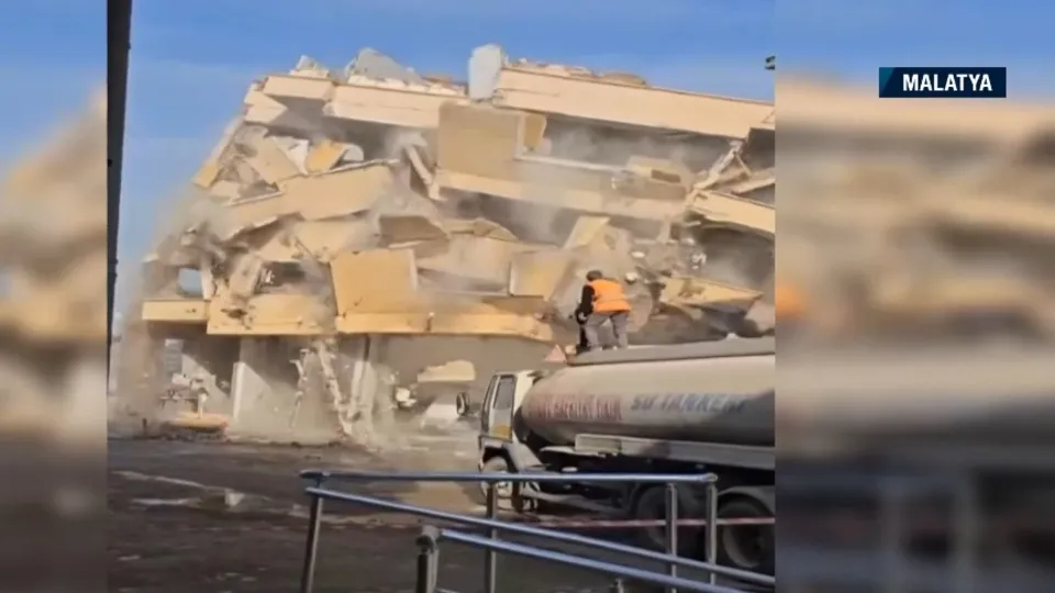 Ağır hasarlı bina tazyikli su ile yıkıldı!