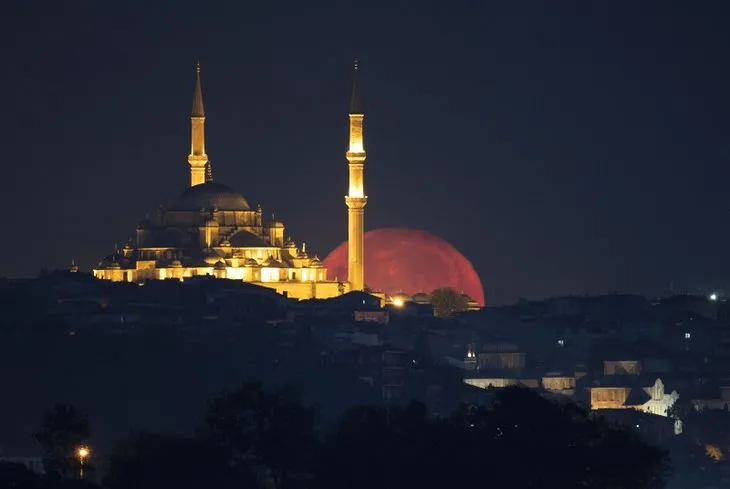 İstanbul’da dolunay manzarası görenleri mest etti