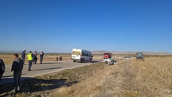 Afyonkarahisar'da okul servisi ile minibüs çarpıştı: 4 ölü - 1