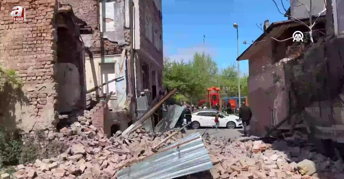 Fatih'te deprem sonrası metruk bina göçtü