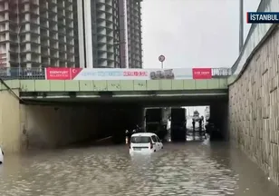 İstanbul'da sağanak hayatı felç etti! Hacıosman metrosunu su bastı, yollar göle döndü
