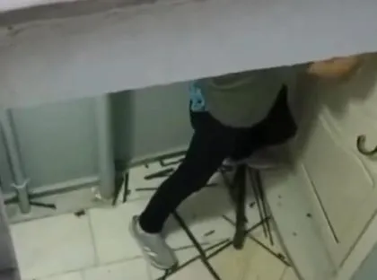 İzmir’de ev sahibi kiracıya dehşeti yaşattı! Kapıyı yumrukladı tehditler savurdu | O anlar kamerada