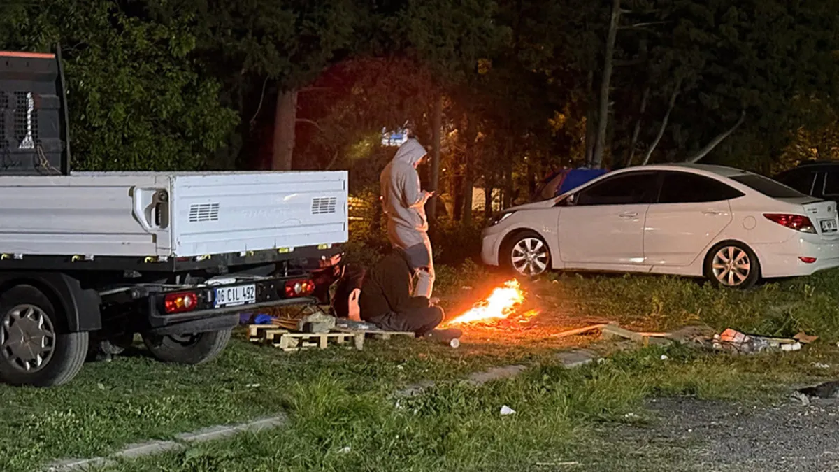 İstanbullu geceyi sokakta geçirdi: Kimi parkta uyudu kimisi camilere sığındı