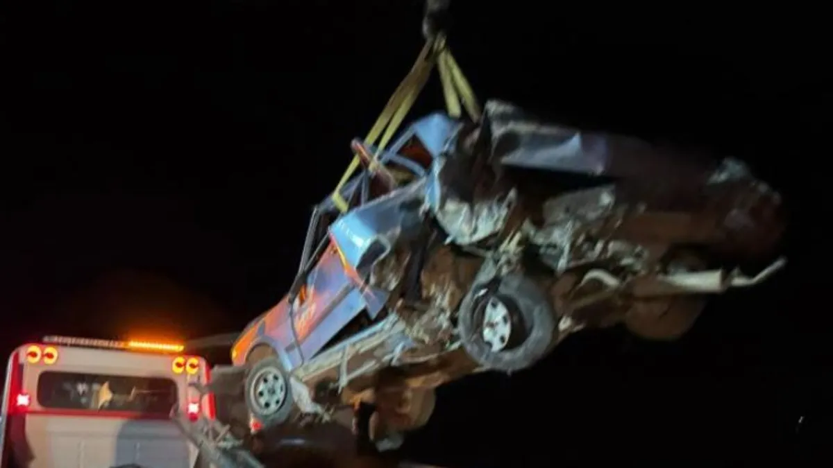 Parçalanan otomobilde şans eseri 1 kişi yaralandı