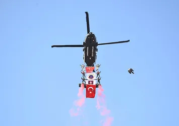 JÖAK'tan nefes kesen helikopterli Cumhuriyet Bayramı gösterisi