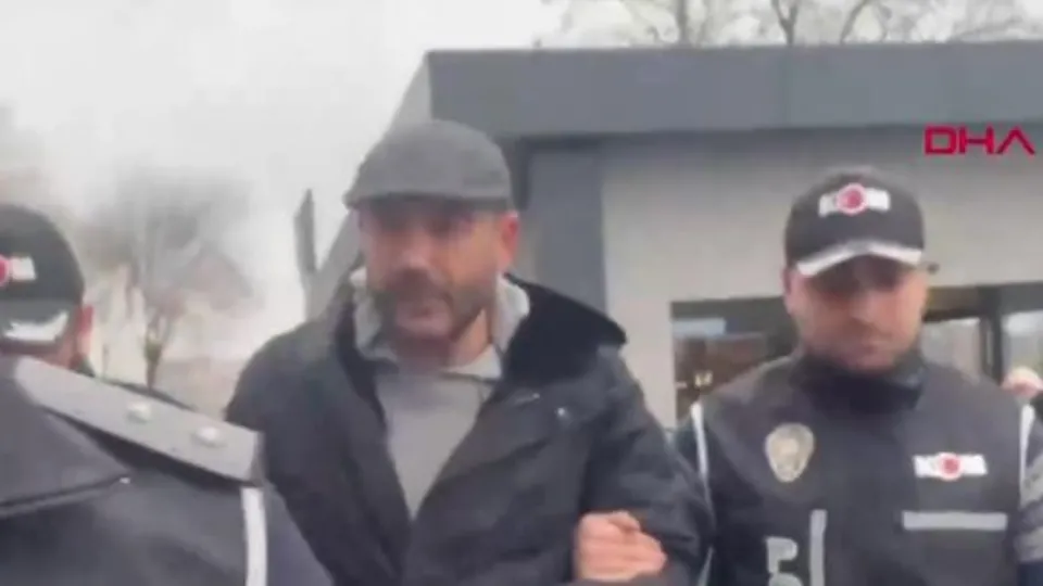 Övür: Yolsuzluğu siyasi şova dönüştürdüler