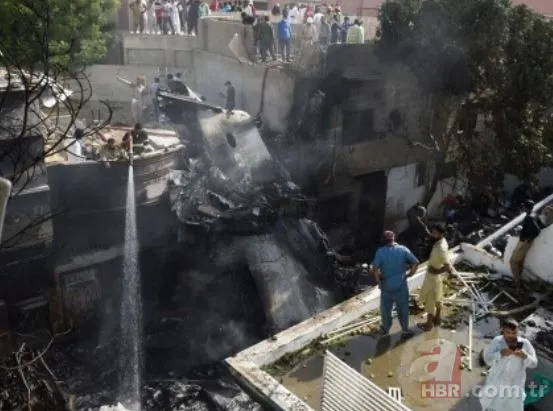 Pakistan'daki feci uçak kazasında sadece iki kişi kurtuldu! 97 kişi hayatını kaybetti! 3