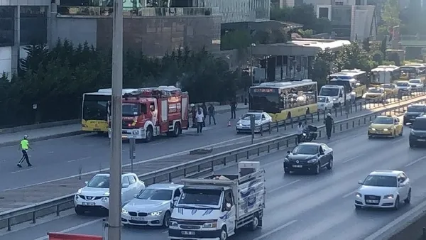 yenisaharada-iett-otobusu-yandi-1657728853354.jpg Yenisahra'da İETT otobüsü alevlere teslim oldu! O anlar cep telefonu kamerasına saniye saniye yansıdı - 2