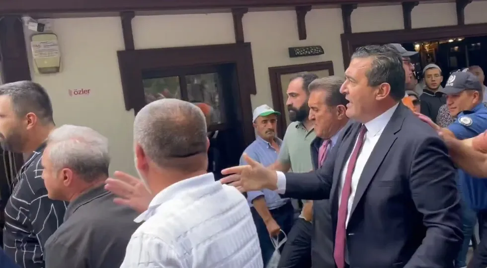 chpde-kaos-sokaga-tasti-yeni-parti-kuran-ozgur-ozele-protesto-soku-mustafa-sarigul-vatandasa-tekme-atti-1784910327382.jpg CHP'de kaos sokağa taştı! Yeni parti kuran Özgür Özel'e protesto şoku: Mustafa Sarıgül vatandaşa tekme attı - 1