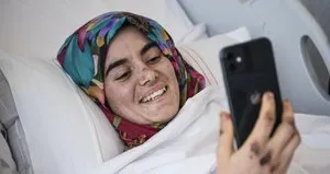 Depremzede genç kız kahramanlarıyla görüştü