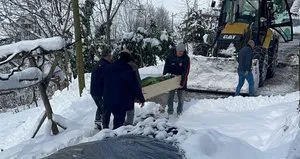 Rize’de cenaze iş makinesi ile taşındı
