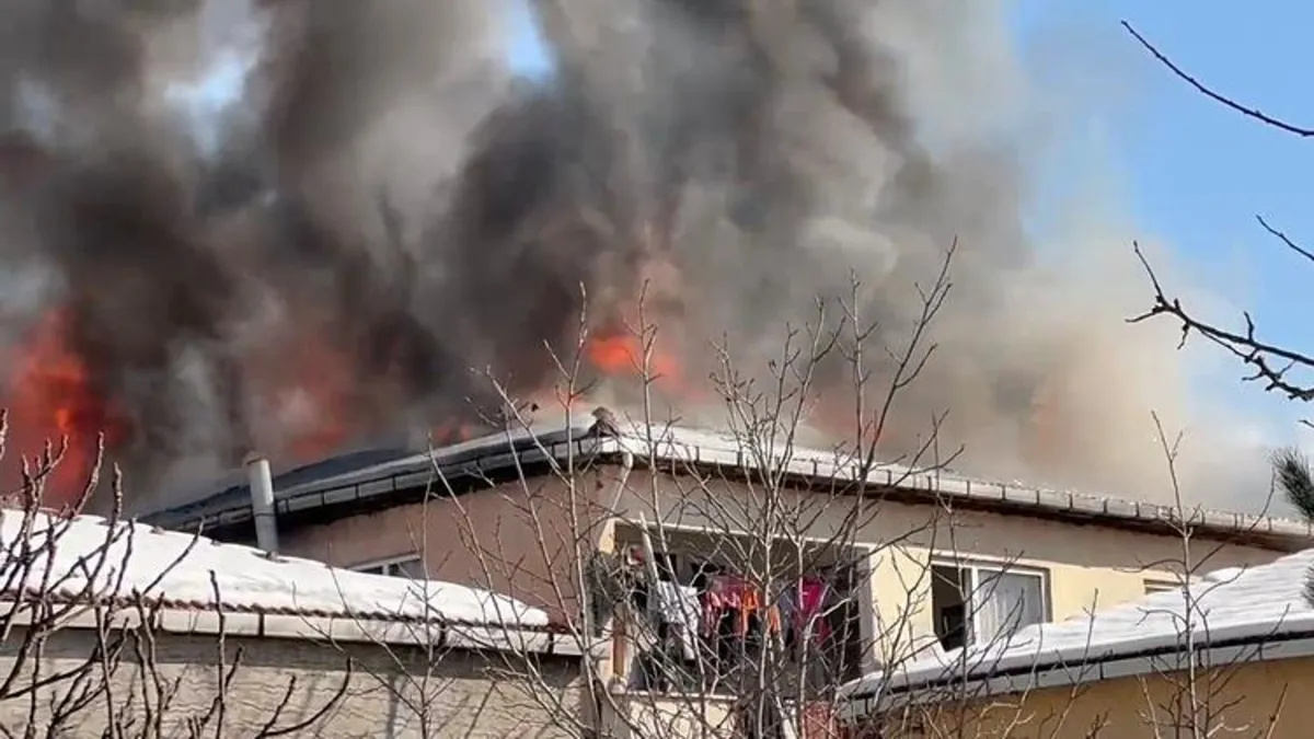 İstanbul'da yangın paniği! 3 katlı binanın çatısı alevler içinde kaldı