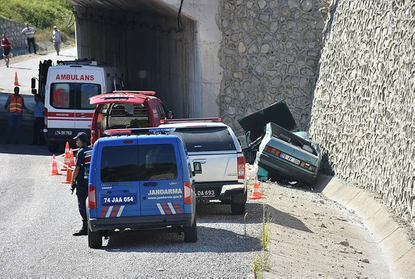 Bartın'da otomobil üst geçitten düştü: 1 ölü, 4 yaralı - 1