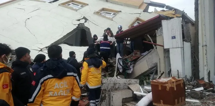 KAHRAMANMARAŞ'TA 7,4'LÜK DEPREM! Deprem bölgesinde kurtarma çalışmaları devam ediyor | İğne deliğinden çıkarıldılar