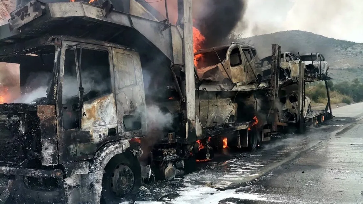Mersin'de sıfır otomobilleri taşıyan tır alev alev yandı 7 araç