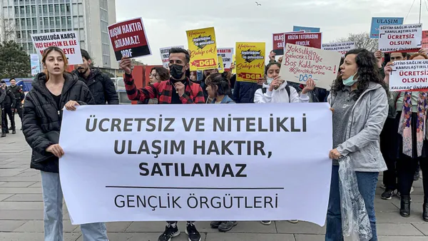 Son dakika: İBB önünde toplu ulaşım zammı protestosu! - 2