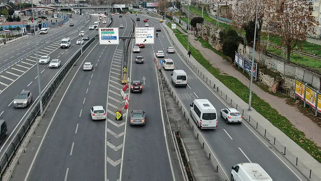İstanbul’da trafikten kaçmak isteyen sürücüler kazaya davetiye çıkarıyorlar - 7