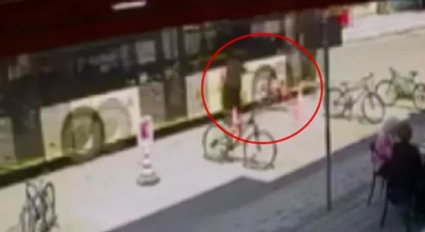 İETT otobüsü dehşet saçtı! Karşıdan karşıya geçmeye çalışan kızı 5 metre savurdu - 1