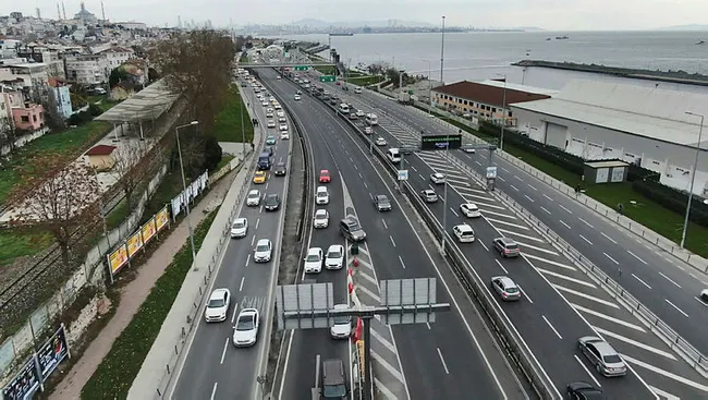 İstanbul’da trafikten kaçmak isteyen sürücüler kazaya davetiye çıkarıyorlar - 8