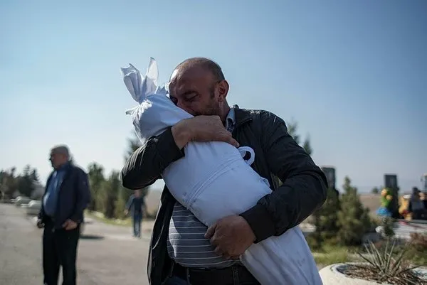 Azerbaycan'dan en acı kare! Kalleş saldırısı sonrası hayatını kaybeden anne ile kızı aynı tabutta - 1