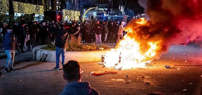 Hollanda’da Kovid-19 protestosu! Göstericiler ve polis birbirine girdi