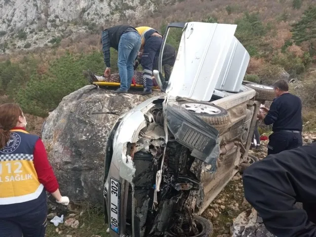 Son dakika: Otomobil şarampole uçtu! Ölü ve yaralılar - 1