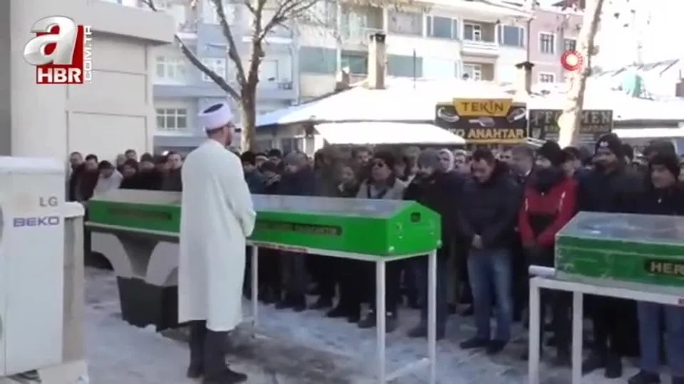 Enkaz altından birbirine sarılı olarak çıkarılan baba ve kızına acı veda