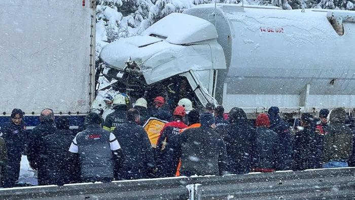 Son dakika: Bolu Dağı'nda kar yağışı kazayı beraberinde getirdi! TEM otoyolu Ankara ve İstanbul istikametleri trafiğe kapandı - 5