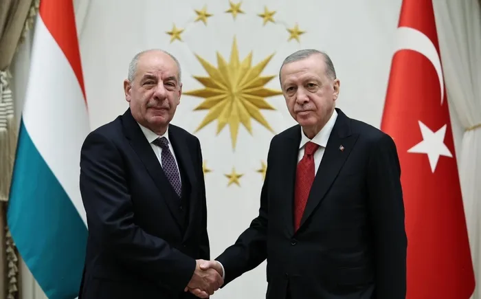 macaristan-ile-gazze-ve-suriye-zirvesi-baskan-erdogan-kulliyede-agirladi-1734019537953.jpg Başkan Erdoğan, Macaristan Cumhurbaşkanı Sulyok ile bir görüşme gerçekleştirdi. (AA)