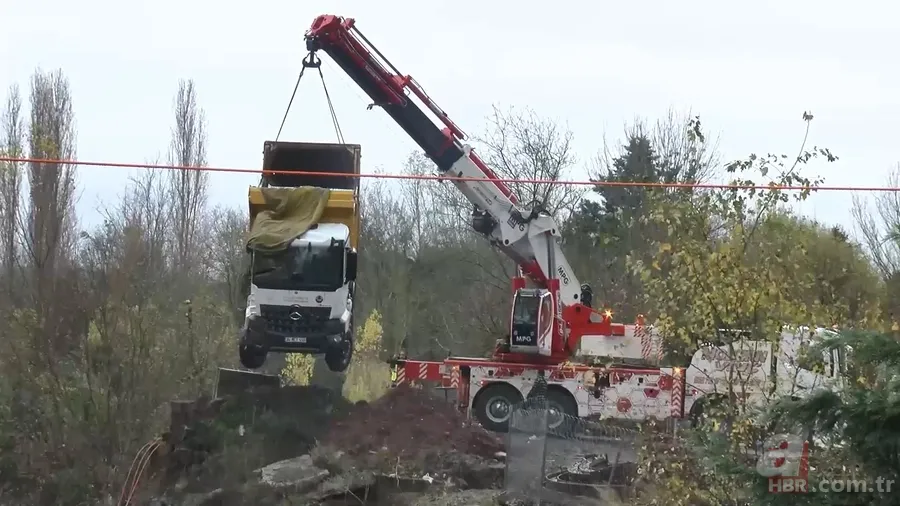 Sağanak yağış sonrası İstanbul'da felaket! Yol çöktü iki araç dereye uçtu 10